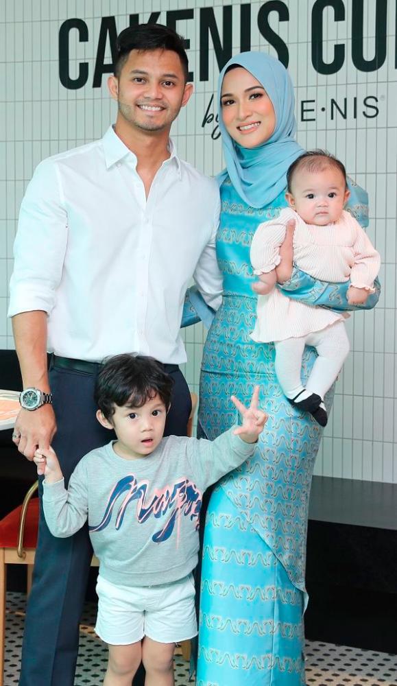 $!Strong support system ... Hanis and her family. – COURTESY OF HANIS ZALIKHA