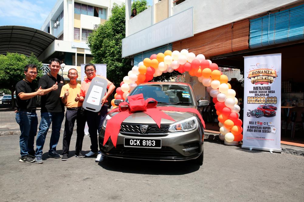 From left: Nestlé Professional Regional Sales Manager – Sarawak Chiong Choo Ming, Nestlé Professional National Sales Manager East Malaysia and Brunei Kho Guan Yaw, Pete’s Corner owner Hee Cheng Beng and Nestlé Professional Bonanza Mega Contest first prize winner Ho Fuk Khong with his new Proton Saga Standard 1.3 (A) car.