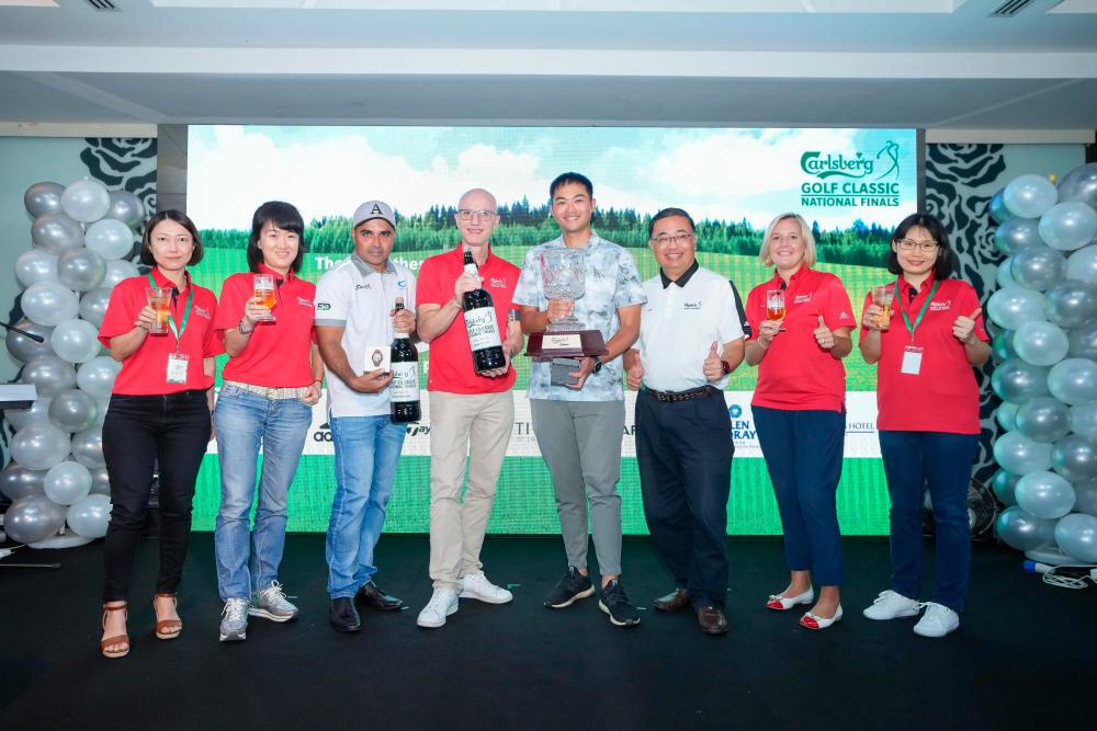 $!(Third from left) Mohd Hisham, (fifth from left) Gwee Li Jun the nett and gross winners of the Carlsberg Golf Classic 2022 with the Carlsberg Management Team.