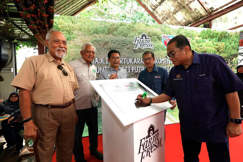 From left, Tan Sri Datuk Seri Megat Najmuddin, Chairman of Farm Fresh Berhad, Prof Emeritus Datuk Dr Ibrahim Komoo, Chairman of Universiti Putra Malaysia Board of Directors, Azmi Zainal, Group Chief Operating Officer of Farm Fresh Berhad, Datuk Prof Dr Mohd Roslan Sulaiman, Vice Chancellor of Universiti Putra Malaysia together with Datuk Seri Khaled Nordin, Minister of Higher Education, while he was signing the plaque and at the same time launching the Document Exchange Ceremony at Farm Fresh @ UPM.