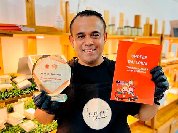 Zaid is one of the 17 Shopee Bintang members.