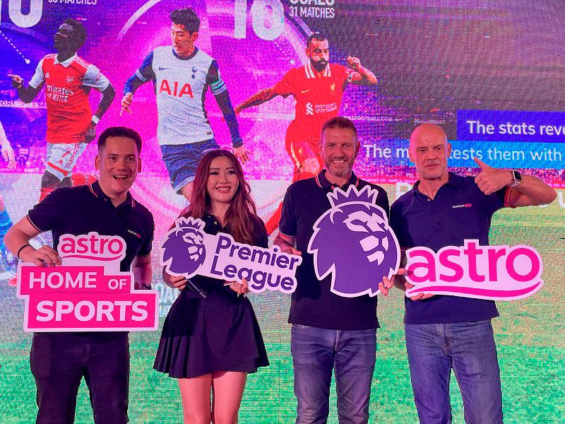 (From left) Carruthers, Lee and Smith welcomed Sharpe for the new Premier League season. – ADIB RAWI YAHYA/THESUN