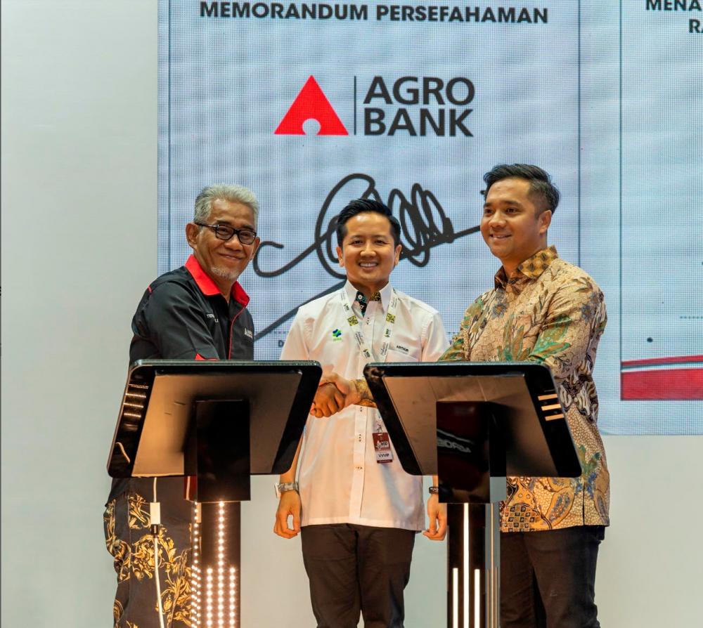 From left: Tengku Ahmad Badli, Deputy Minister of Agriculture and Food Security of Malaysia Arthur Joseph Kurup and Aizat at the signing ceremony on Friday