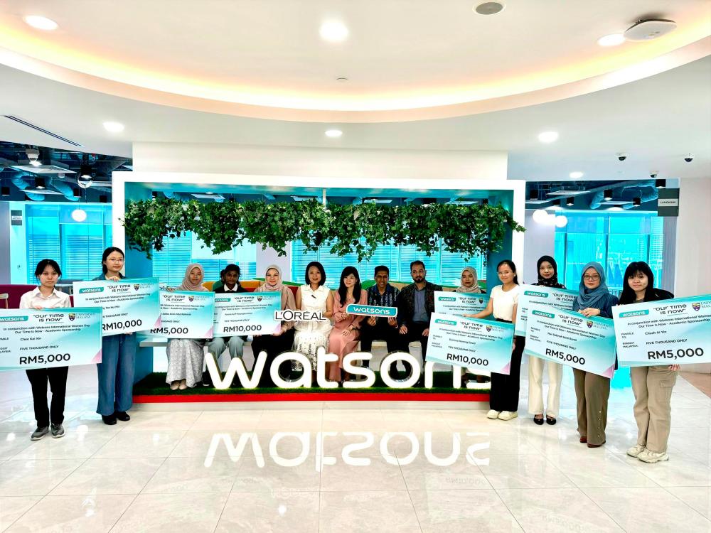 Photo: Ms. Caryn Loh, Managing Director of Watsons Malaysia and COO of Health and Beauty Asia at A.S. Watson; Professor Dr. Hasniza Zaman Huri, Dean of Pharmacy at Universiti Malaya; and Ms. Lee Woei Lin, Commercial Director of L'Oréal Consumer Products Division, attended the cheque presentation at #ArenaWatsons.