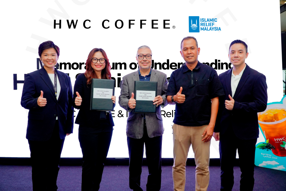 The announcement and MoU signing were held at the HWC Coffee outlet in Cyberjaya, attended by (from left) HWC Coffee Malaysia COO Penny Chan, CEO Zenda Ng, Islamic Relief Malaysia board of trustees chairman Datuk Seri Syed Saleh Syed Abdul Rahman, Ansara Malaysia president Noor Azizee Abd Aziz and HWC Coffee Malaysia CMO Edmund Lai.