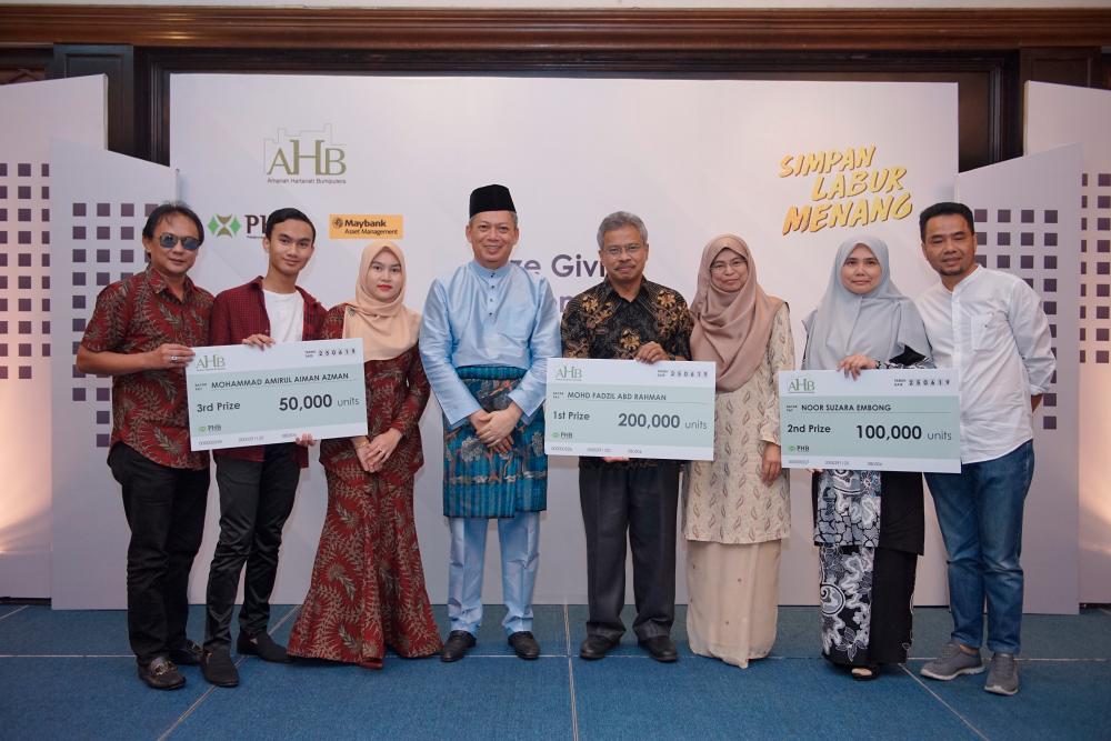 The campaign winners and their loved ones with Mahmud Fauzi (fourth, from left).
