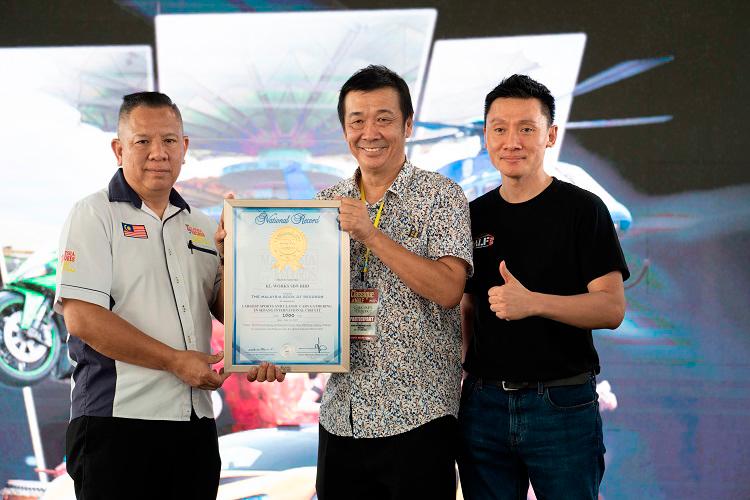 Goy (left) and Tan (far right) receive certificates from the Malaysian Book of Records.