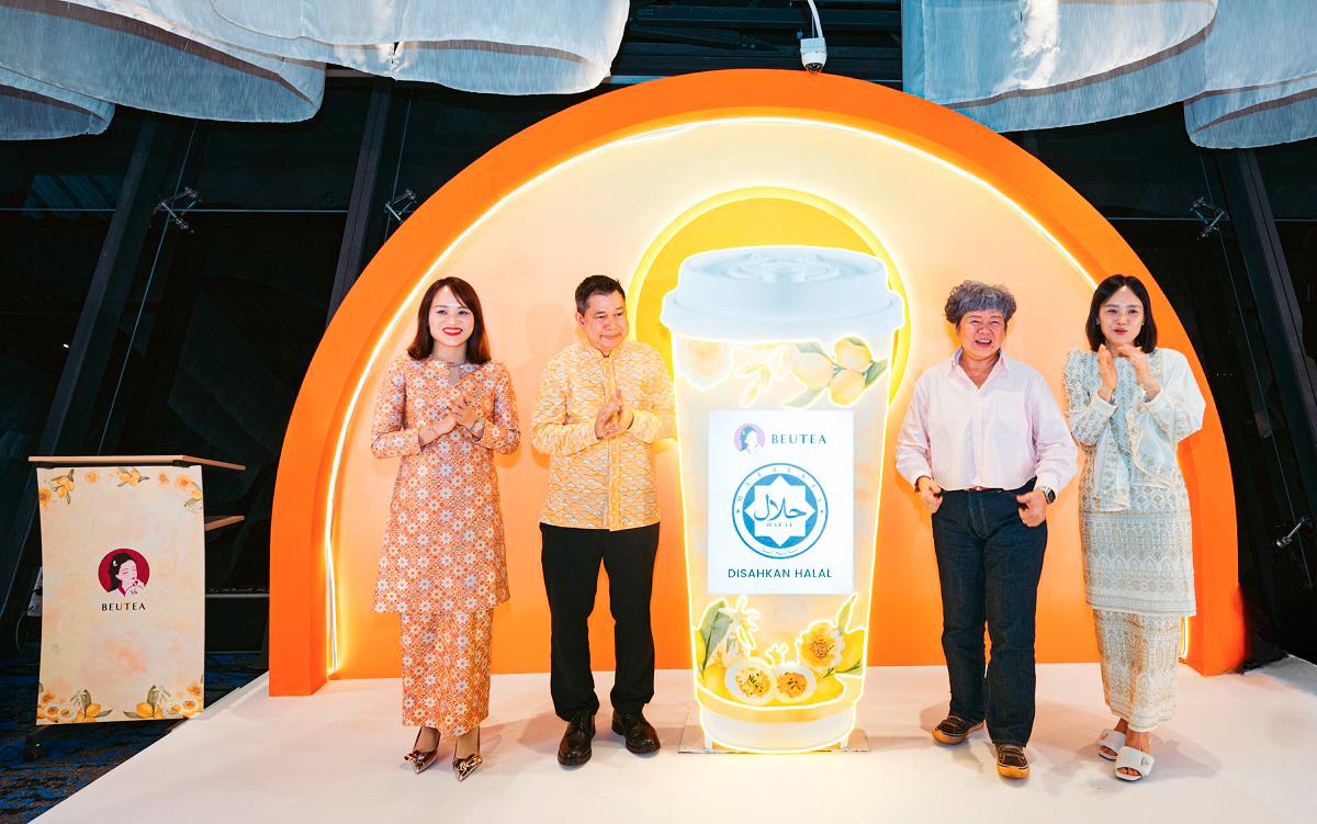 (from left) Alice Wong, Operation Director of BEUTEA; Tengku Datuk’ Hishammuddin Zaizi; Rennie Lee, joint deputy CEO of IGB &amp; CEO of Mid Valley City; Jess Wong, executive director of BEUTEA at the BEUTEA’s Halal celebration &amp; Passion Fruit Milk Tea launching ceremony
