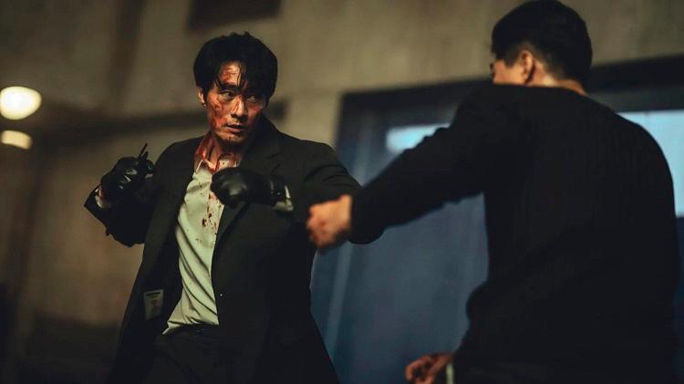 At the age of 47, Ji-sub portrays Gi-jun (left) with the athleticism of someone in their 20s. – PICS FROM NETFLIX