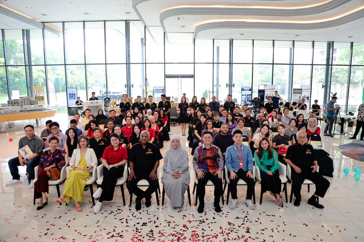 From left: Ms Margaret Au Yong,Ms.Annie Wong, Ms Liew Pei Yee, Dato Dr.Jacob Thomas, Puan Nor Azrina Surip ,Dato’ Sri Dr. Vincent Tiew, Mr Mike Lim,¬Ms Genevieve Marie & Mr.Francis Lim. $!From left: Ms Margaret Au Yong,Ms.Annie Wong, Ms Liew Pei Yee, Dato Dr.Jacob Thomas, Puan Nor Azrina Surip ,Dato’ Sri Dr. Vincent Tiew, Mr Mike Lim,¬Ms Genevieve Marie & Mr.Francis Lim.