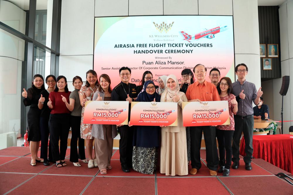 Buyers with their AirAsia vouchers. – PICS BY KLWC