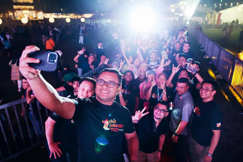 $!Amirudin taking a memorable selfie with concert goers.