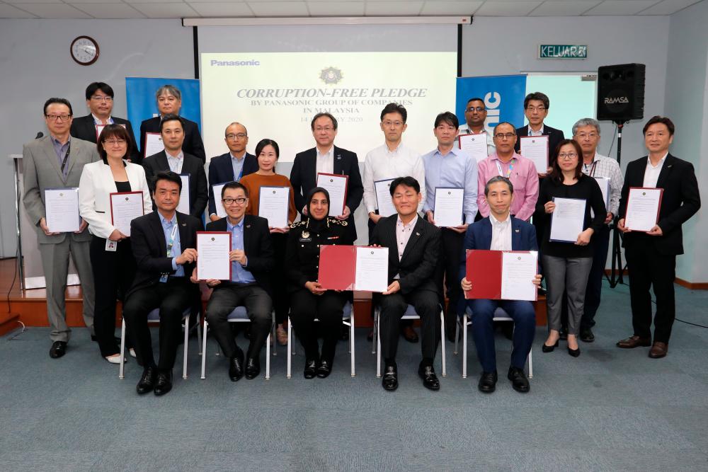 Bottom row, third from left: MACC Chief Commissioner Latheefa Koya and Panasonic Appliances Asia Pacific managing director Hiroyuki Tagishi and the various representatives of the Panasonic Group of Companies in Malaysia
