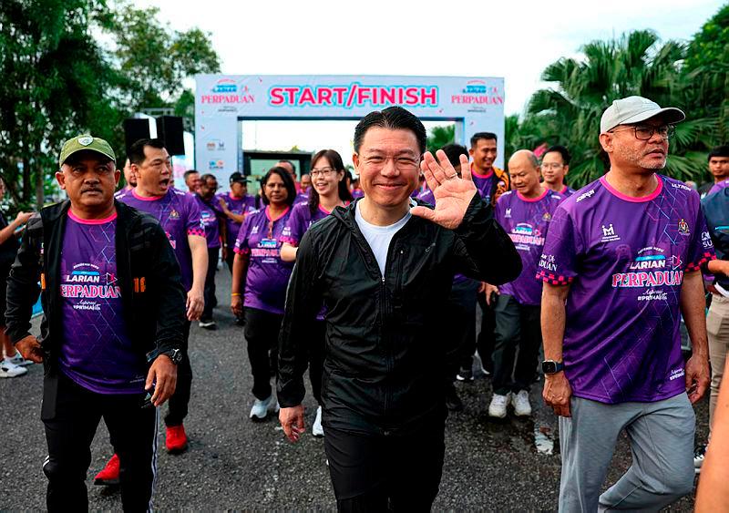 Nga Kor Ming (middle)–Bernamapix