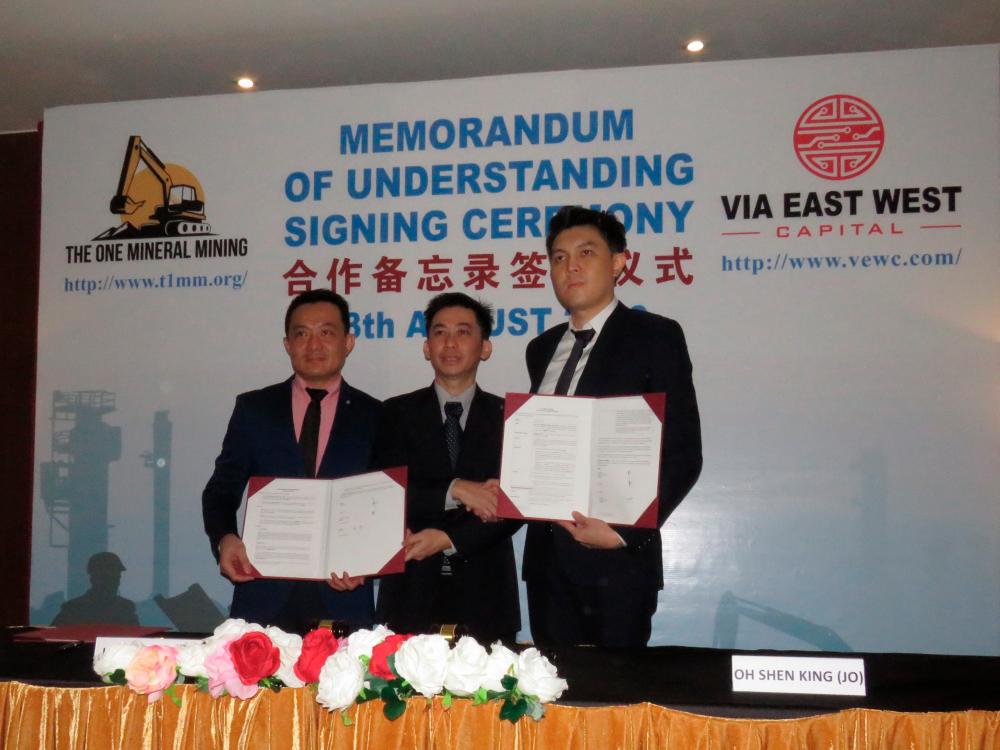 From left: VEWC senior vice president of business &amp; corporate development Eric Leong, TOMM managing director Looi Kam Yong and VEWC CFO Oh Shen King at the signing ceremony