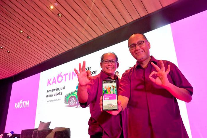 $!Mohamed Sabri (at left) and Nor Azman presenting the new Kaotim Car and Kaotim Motor online protection plans.