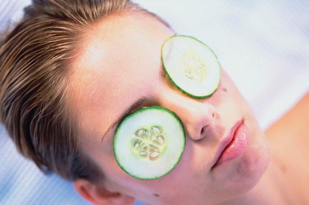 $!Placing cucumbers on the eyes soothes puffiness and reduces dark circles on the skin. – LIFEHACK
