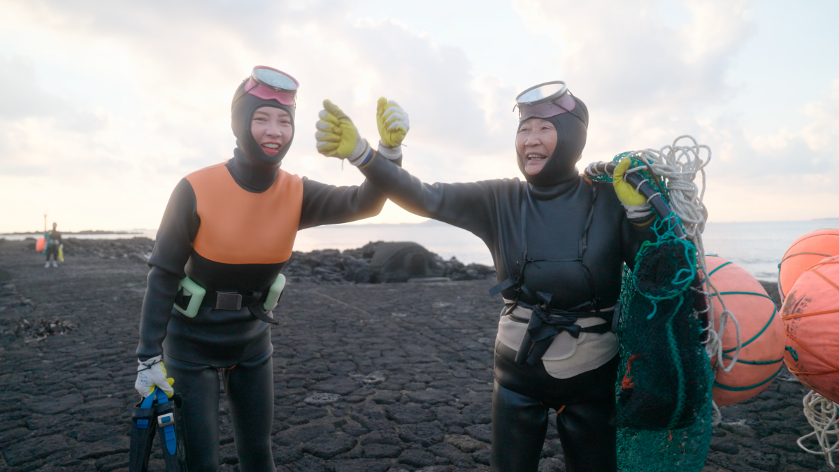 Song (left) has trained for one month to experience sea harvesting. $!Song (left) has trained for one month to experience sea harvesting.