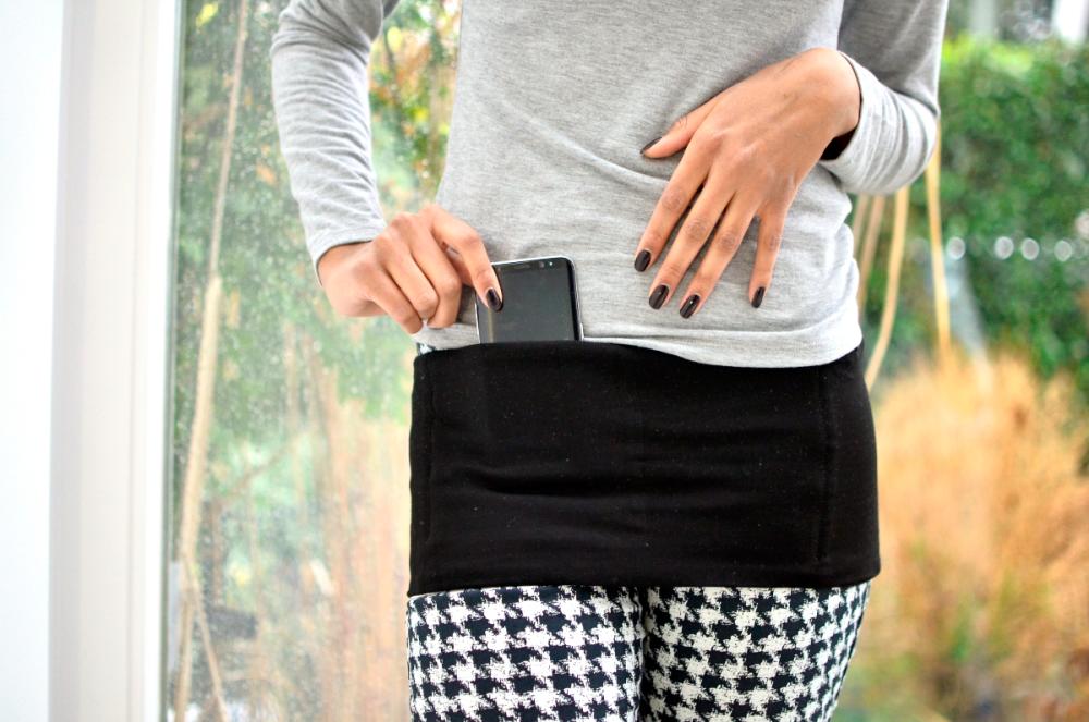 Hipi can be worn around the waist or hip. The discreet design of Hipi protects the user from pick-pockets.