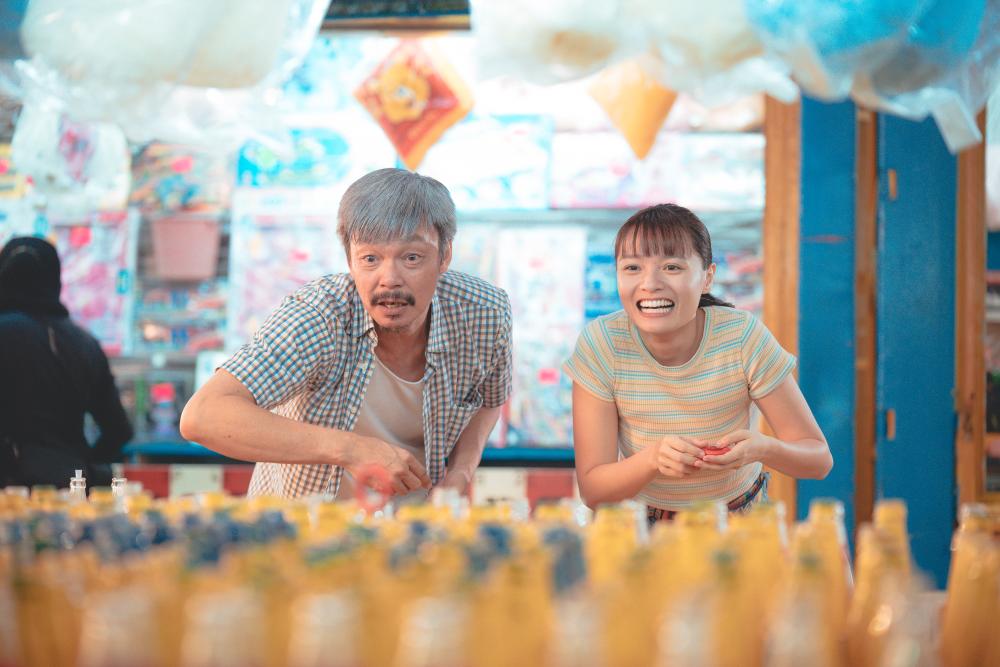 $!Scenes of Lee (left) and Tan in an amusement park were shot in Johor Bahru.