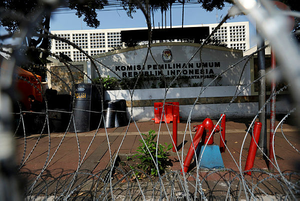 Barbed wires are seen outside the General Election Commission (KPU) headquarters ahead of the announcement of the presidential election results after the last month election in Jakarta, Indonesia, May 20, 2019. - Reuters
