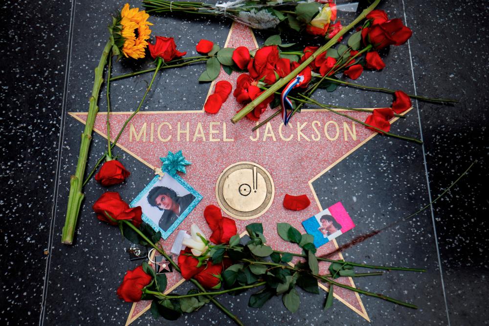 Flowers surround Michael Jackson’s star on the Hollywood Walk of Fame ten years after the death of child star turned King of Pop in Los Angeles, California, U.S., June 25, 2019. REUTERS/Mike Blake/File Photo