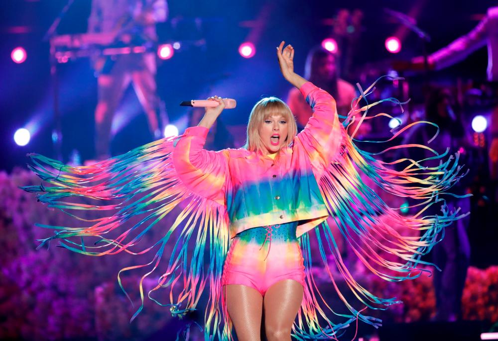 FILE PHOTO: Taylor Swift performs at the iHeartRadio Wango Tango concert in Carson, California, U.S., June 1, 2019. REUTERS/Mario Anzuoni/File Photo/File Photo