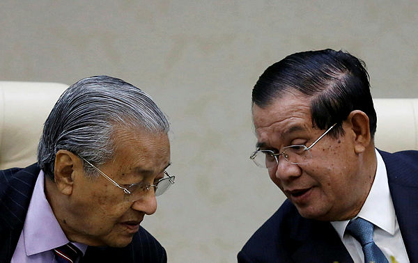 Prime Minister Mahathir Mohamad and his Cambodian counterpart Hun Sen attend a signing ceremony at the Peace Palace in Phnom Penh, Cambodia today. — Reuters