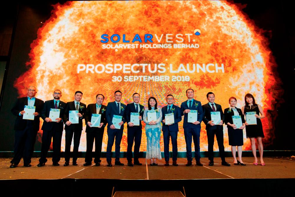 Chong (sixth from left), Energy, Science, Technology, Environment and Climate Change Minister Yeo Bee Yin together with the company’s board of directors and guests at the prospectus launch today.