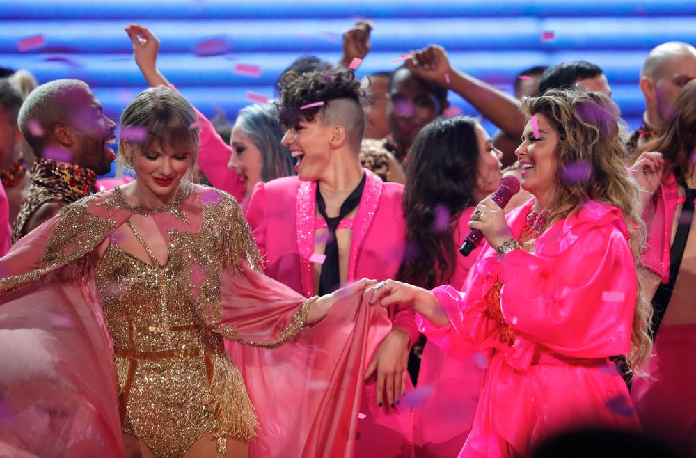 2019 American Music Awards - Show - Los Angeles, California, US, November 24, 2019 - Taylor Swift and Shania Twain. REUTERS/Mario Anzuoni