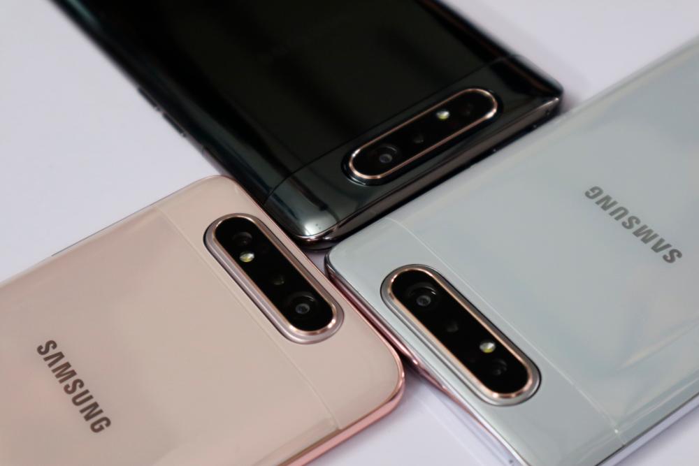 No notches or punch holes in the Galaxy A80