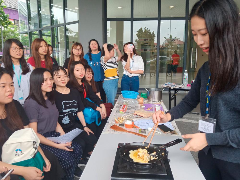 $!Japanese intern sharing how to prepare Japanese cuisine to students