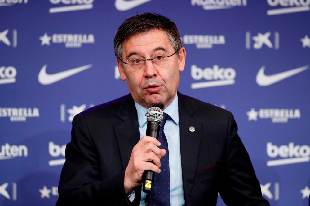 Six Barcelona directors quit, throwing club into crisis