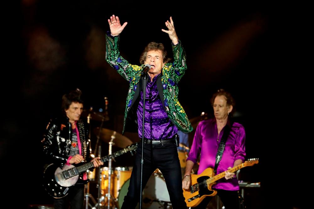 Mick Jagger of the Rolling Stones performs between band members Keith Richards and Ronnie Wood during their No Filter U.S. Tour at Rose Bowl Stadium in Pasadena, California, U.S., August 22, 2019. REUTERS/Mario Anzuoni/File Photo