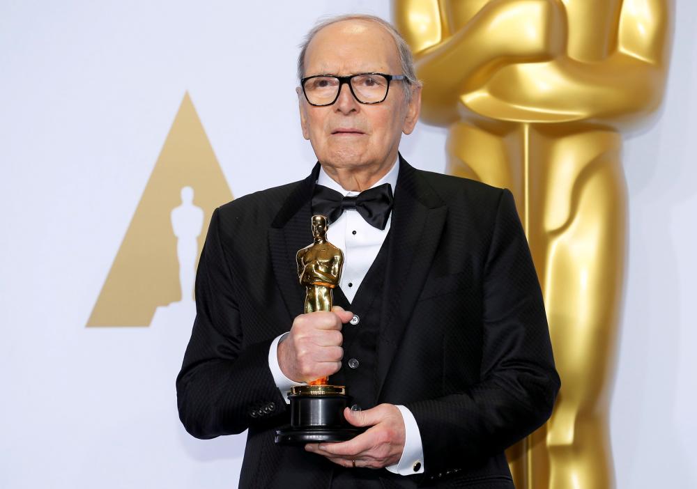 $!Italian composer Ennio Morricone poses with his Oscar for Best Original Score for “The Hateful Eight,“ during the 88th Academy Awards in Hollywood, California February 28, 2016. REUTERS/Mike Blake/File Photo