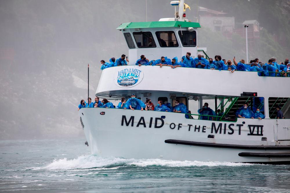 $!The American tourist boat Maid Of The Mist, limited to 50 % occupancy under New York state’s rules amid the spread of the coronavirus disease (COVID-19), is seen in Niagara Falls, Ontario, Canada July 21, 2020. REUTERS/Carlos Osorio