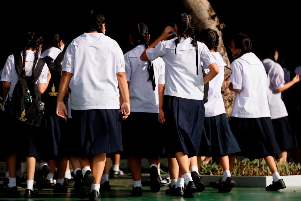 $!Thai girls walk inside a school wearing school uniforms that are mandatory in the country, in Bangkok, Thailand September 15, 2020. Picture taken September 15, 2020. REUTERS/Jorge Silva