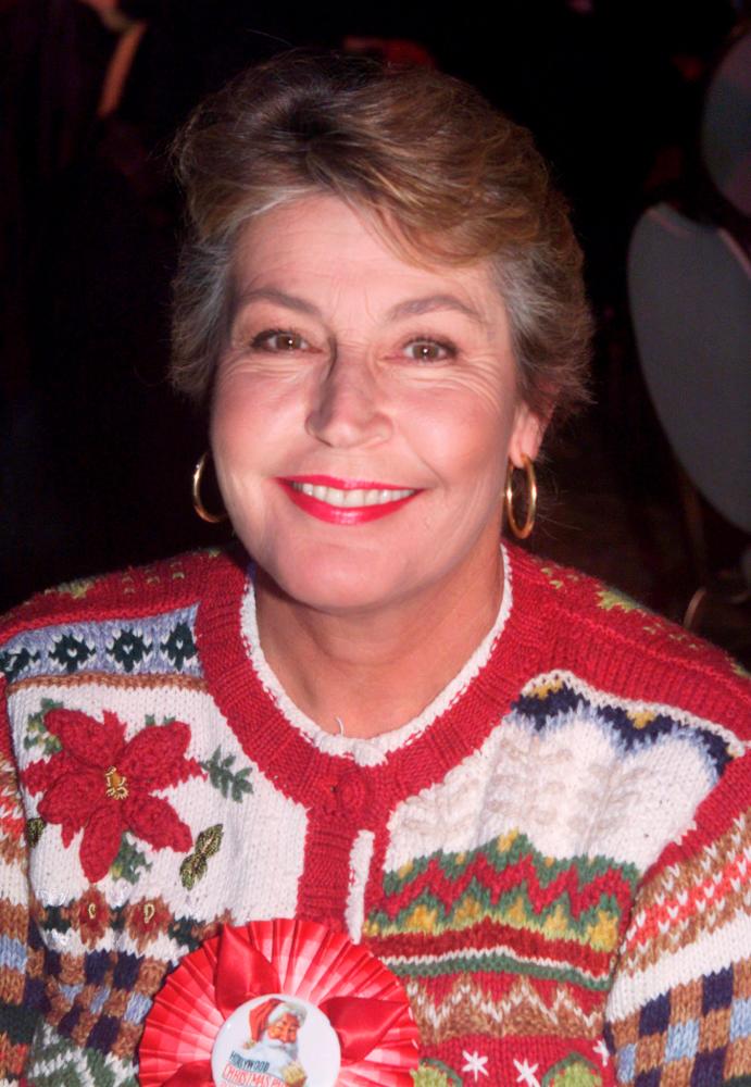 FILE PHOTO: Singer Helen Reddy poses in the VIP reception room at the 69th annual Hollywood Christmas Parade November 26, 2000 in Hollywood, California, U.S. . REUTERS/Rose Prouser/File Photo