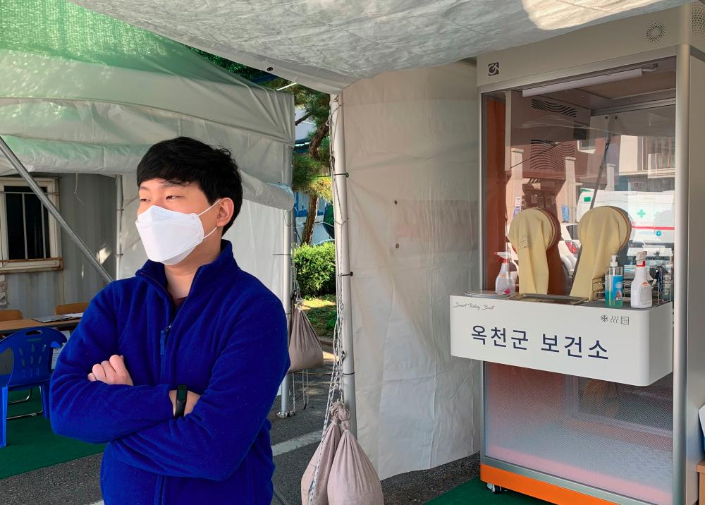 $!Nam Ha-jong, a public health doctor serving a 36-month duty after medical school as part of the country’s conscription instead of regular military service, works at a coronavirus testing clinic in Okcheon, South Korea, October 18, 2020. Picture taken October 18, 2020. REUTERS/Ju-min Park