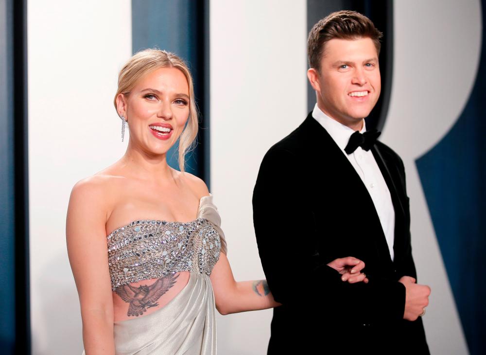FILE PHOTO: Scarlett Johansson and Colin Jost attend the Vanity Fair Oscar party in Beverly Hills during the 92nd Academy Awards, in Los Angeles, California, U.S., February 9, 2020. REUTERS/Danny Moloshok/File Photo