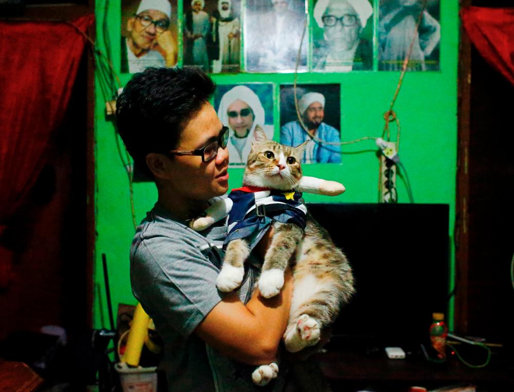 $!Risma Sandra Irawan, 31, carries her cat wearing a cosplay costume, in Jakarta, Indonesia, November 29, 2020. Picture taken November 29, 2020. REUTERS/Ajeng Dinar Ulfiana