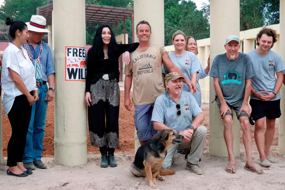 $!Singer Cher is seen with a team of wild life workers at the sanctuary where Kaavan, an elephant transported from Pakistan to Cambodia will stay, in Oddar Meanchey Province, Cambodia December 2, 2020. REUTERS/Stringer NO RESALES NO ARCHIVES
