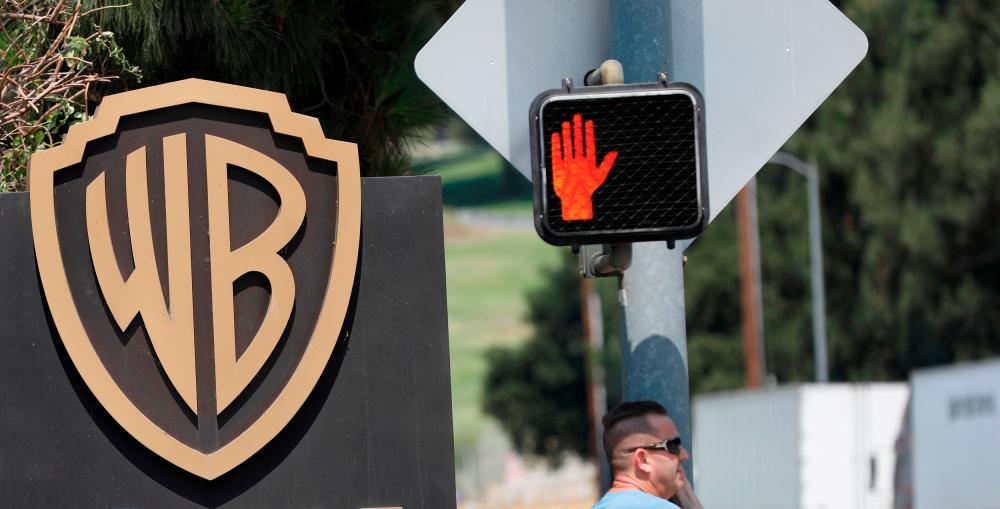 FILE PHOTO: A Warner Bros. Entertainment Inc. logo is pictured at one of the studio’s gates in Burbank, California, U.S., July 5, 2017. REUTERS/Mario Anzuoni/File Photo