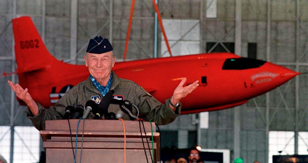 FILE PHOTO: Retired Air Force General Chuck Yeager answers questions from the media, during a press conference honouring the 50th anniversary of his first supersonic flight, October 14 at Edwards Air Force Base, California, U.S. October 14, 1997. REUTERS/Reuters Photographer/File Photo $!FILE PHOTO: Retired Air Force General Chuck Yeager answers questions from the media, during a press conference honouring the 50th anniversary of his first supersonic flight, October 14 at Edwards Air Force Base, California, U.S. October 14, 1997. REUTERS/Reuters Photographer/File Photo