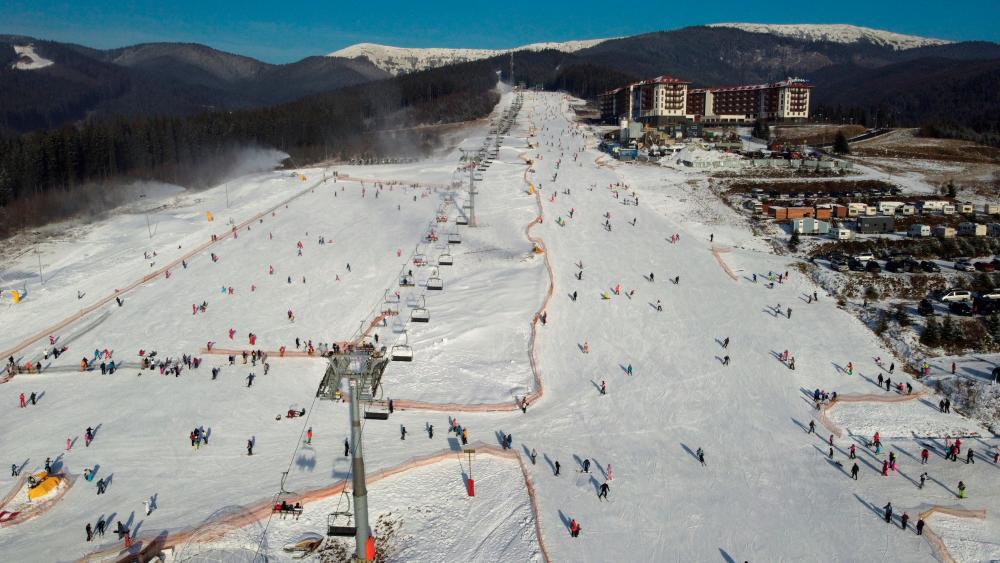 $!An aerial view shows the ski resort Bukovel amid the outbreak of the coronavirus disease (COVID-19) near the village of Polianytsia in Ivano-Frankivsk Region, Ukraine December 27, 2020. Picture taken December 27, 2020 with a drone. REUTERS/Sergiy Karazy