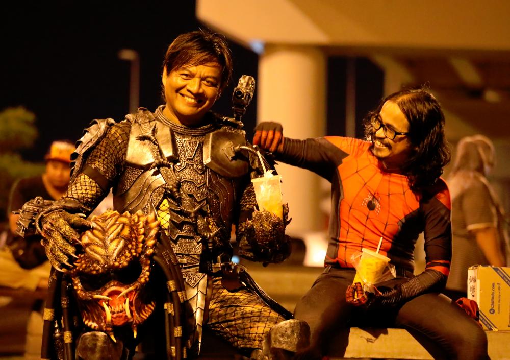Mohd Nor Hisham Awang Nong sebagai ‘Predator’ (kiri) dan Ahmad Shakirin Mohd Zain sebagai ‘Spider-Man’.