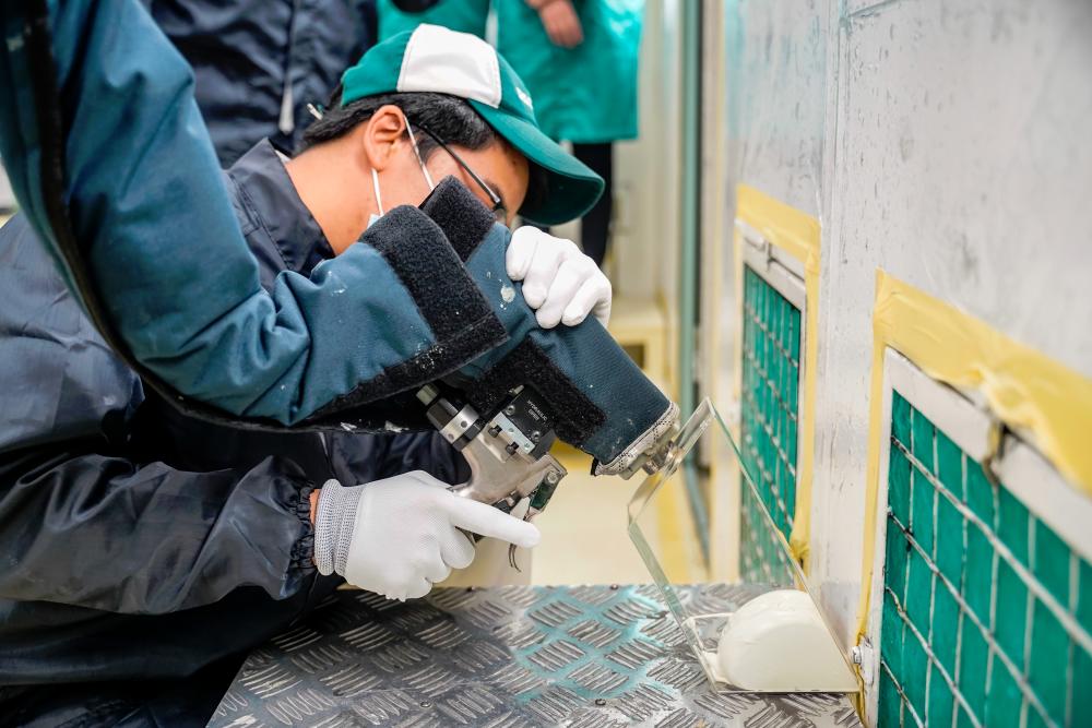 $!A technician at the Honda assembly plant in Malacca demonstrating how special sound-insulating foam is filled into strategic spots in the all-new Honda City’s body.