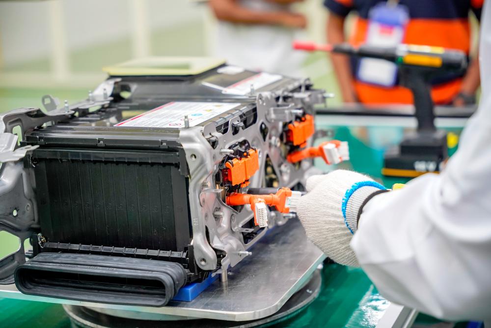 $!A technician at the Honda assembly plant in Malacca demonstrating to the media assembly of the all-new Honda City RS’ Intelligent Power Unit (IPU). Honda Malaysia is the first and only car manufacturer in the country to assemble IPU’s from individual lithium-ion battery components to a complete power unit, where the assembly process is on par with the technology in Honda Japan.
