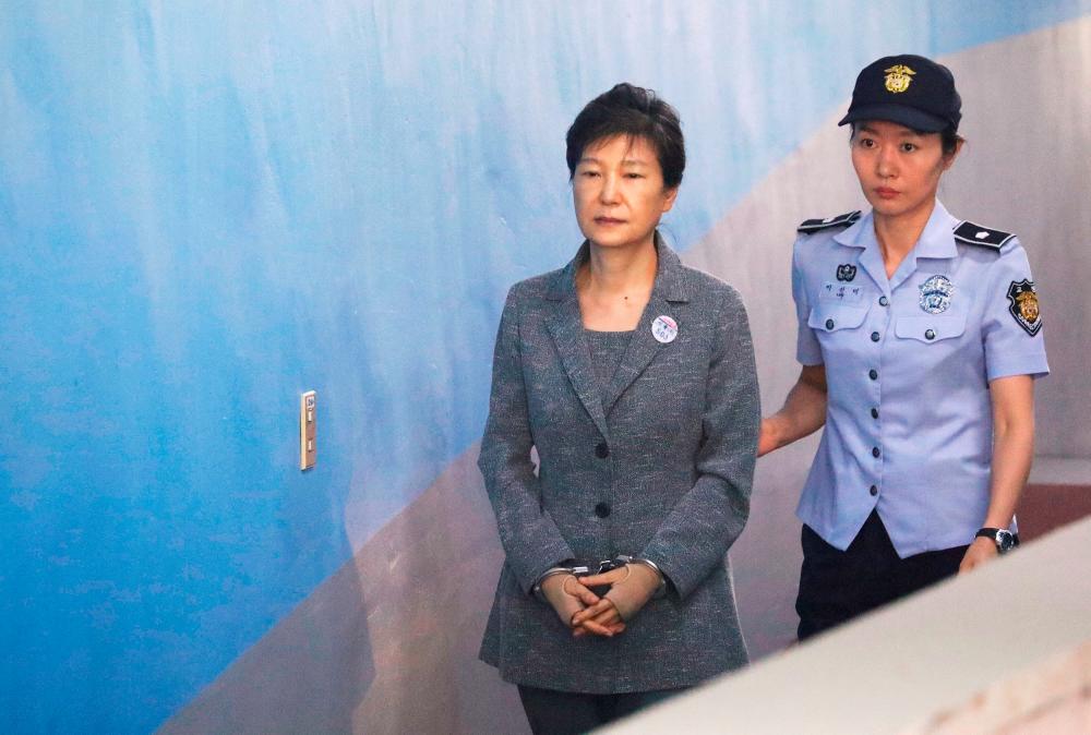 FILE PHOTO: South Korean ousted leader Park Geun-hye arrives at a court in Seoul, South Korea, August 25, 2017. REUTERS/Kim Hong-Ji/File Photo
