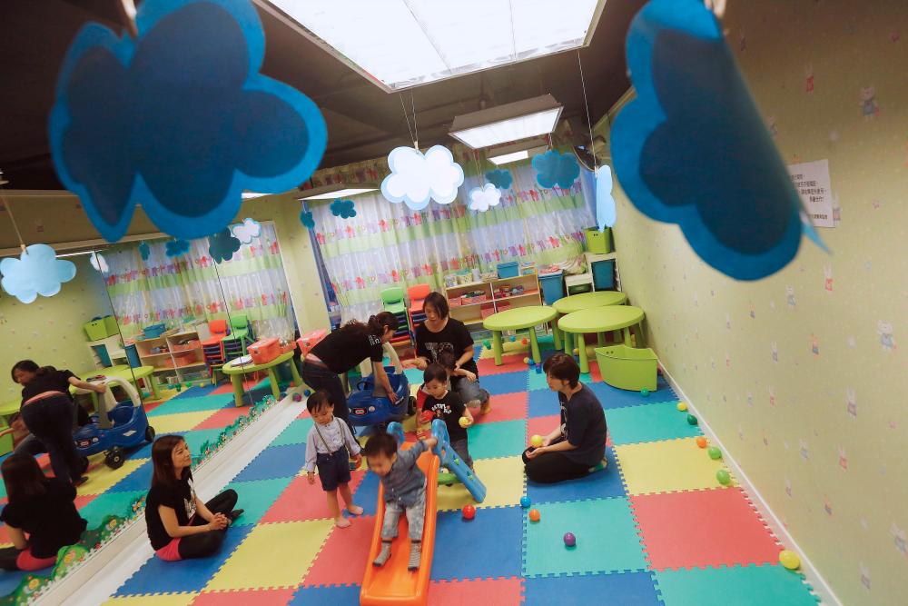 FILE PHOTO: Children play before taking part in a specialized class preparing toddlers for kindergarten interviews in Hong Kong, China May 17, 2015. REUTERS/Bobby Yip/File Photo